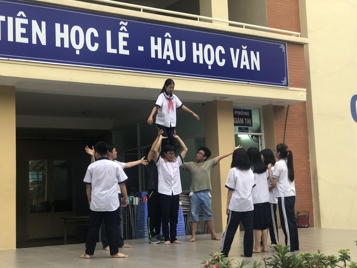 Sở GD-ĐT TP.HCM không nhận hoa, quà nhân Ngày nhà giáo Việt Nam - Ảnh 1.