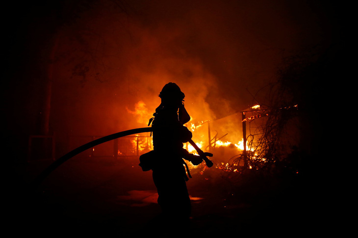 Cháy dữ dội rừng California, ông Trump chê ‘quản lý kém’ - Ảnh 3.