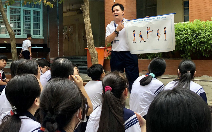 Nỗi khổ học nhiều, vận động ít của học sinh Việt
