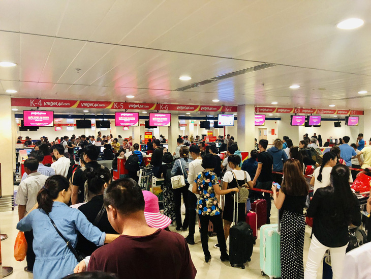 Sân bay Tân Sơn Nhất lập kỉ lục: 900 lượt chuyến bay/ngày dịp tết - Ảnh 1.