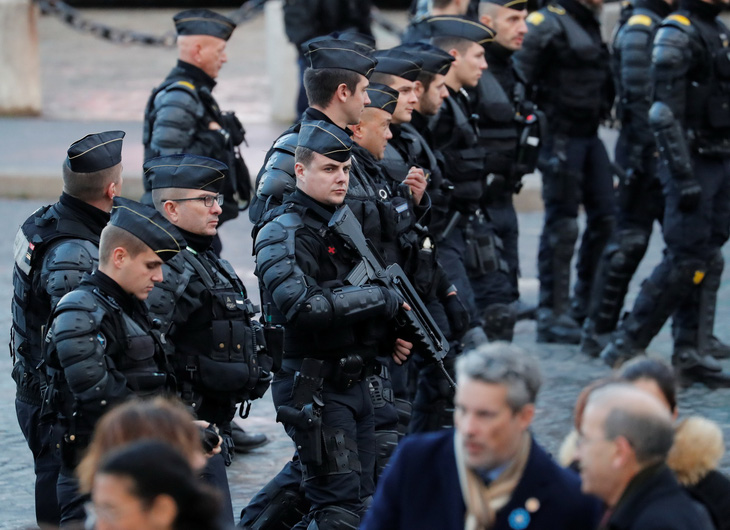 10.000 cảnh sát Pháp xuất quân bảo vệ Paris - Ảnh 3.