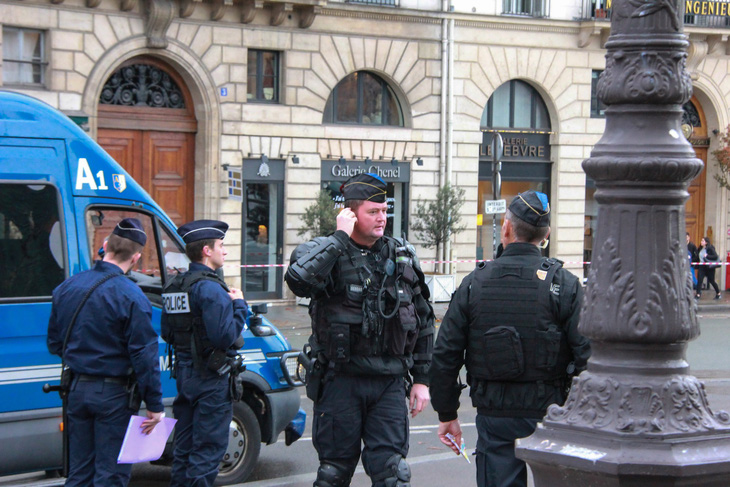 10.000 cảnh sát Pháp xuất quân bảo vệ Paris - Ảnh 2.