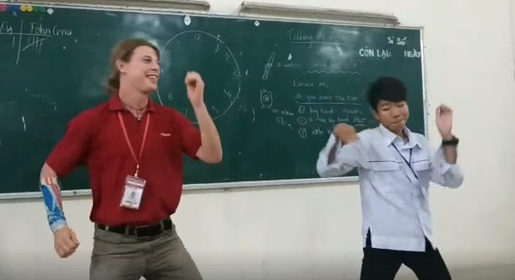 Thầy giáo Tây nhảy điệu chặt trái cây cùng học sinh gây sốt - Ảnh 2.
