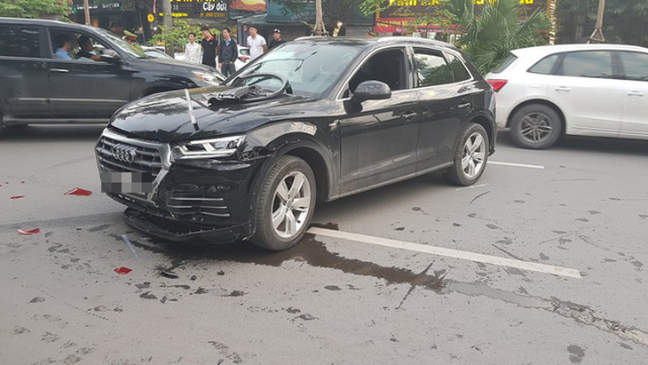Audi leo dải phân cách đâm Mercedes và 2 xe máy trên phố Hà Nội - Ảnh 2.