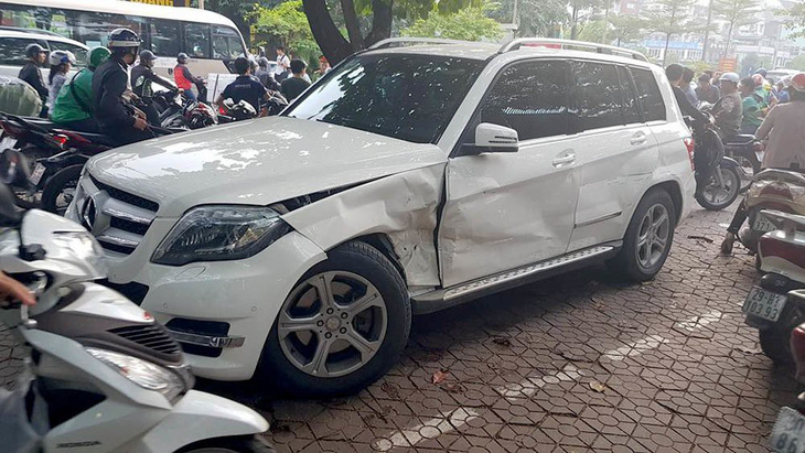 Audi leo dải phân cách đâm Mercedes và 2 xe máy trên phố Hà Nội - Ảnh 3.