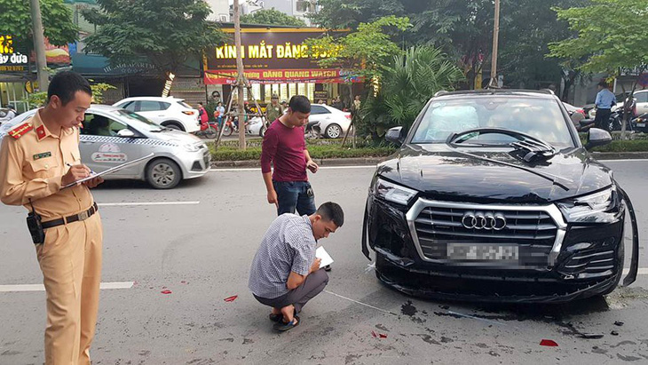 Audi leo dải phân cách đâm Mercedes và 2 xe máy trên phố Hà Nội - Ảnh 5.