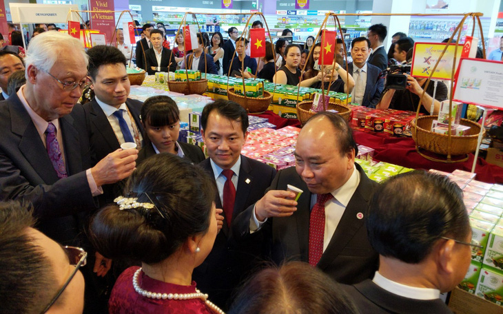 Thủ tướng khai mạc tuần lễ hàng Việt Nam tại Singapore