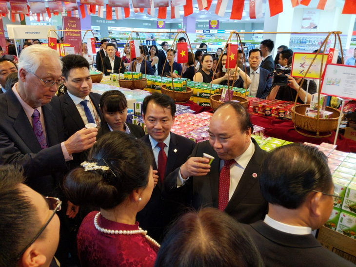 Thủ tướng khai mạc tuần lễ hàng Việt Nam tại Singapore - Ảnh 1.