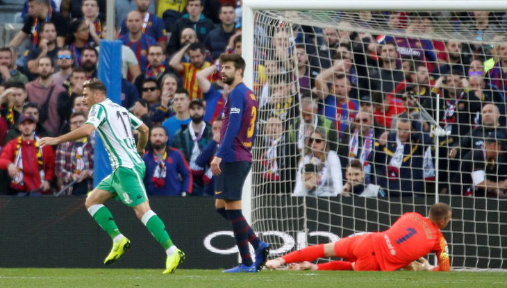 Bí mật cuộc cãi nhau giữa Pique và Valverde trong trận Barcelona thua Betis - Ảnh 1.