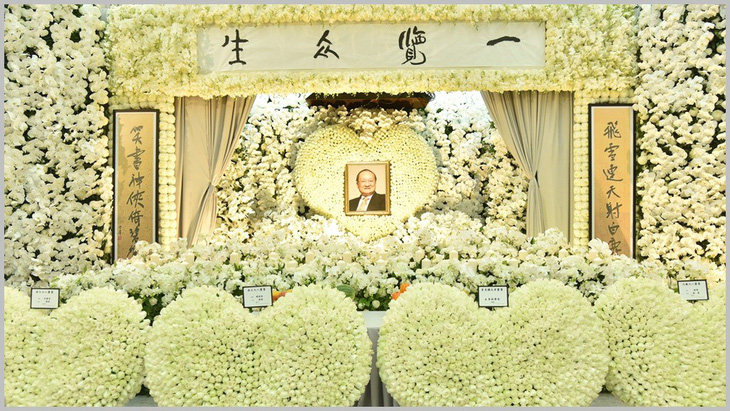 Tỉ phú Jack Ma và các nghệ sĩ đến dự tang lễ nhà văn Kim Dung - Ảnh 1.
