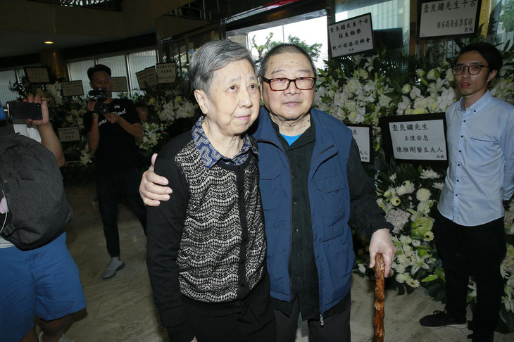 Tỉ phú Jack Ma và các nghệ sĩ đến dự tang lễ nhà văn Kim Dung - Ảnh 2.