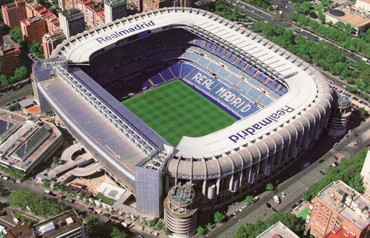 Real Madrid lắp TV trên bồn tiểu nam ở sân Bernabeu - Ảnh 2.