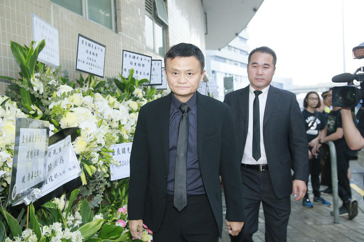 Tỉ phú Jack Ma và các nghệ sĩ đến dự tang lễ nhà văn Kim Dung - Ảnh 3.