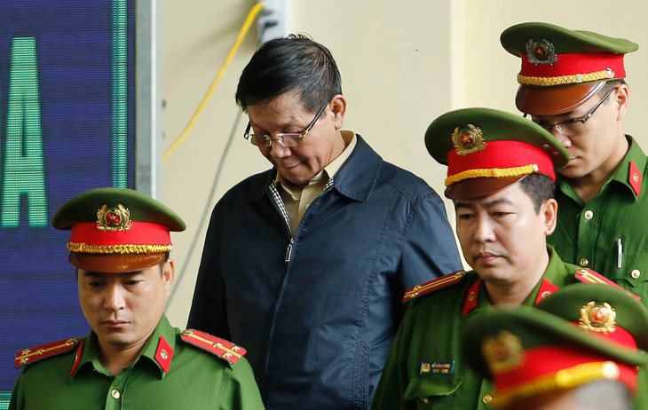 Cựu trung tướng Phan Văn Vĩnh rời phòng xử vì tăng huyết áp - Ảnh 3.
