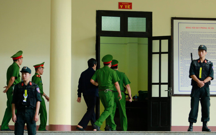 Cựu thiếu tướng Nguyễn Thanh Hóa cũng rời tòa vì tăng huyết áp
