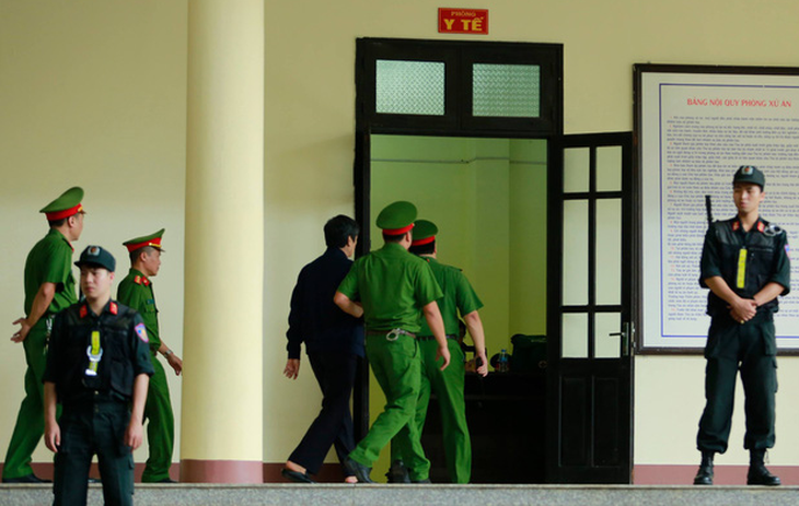 Cựu thiếu tướng Nguyễn Thanh Hóa cũng rời tòa vì tăng huyết áp - Ảnh 3.