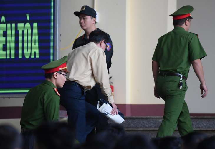 Cựu trung tướng Phan Văn Vĩnh rời phòng xử vì tăng huyết áp - Ảnh 1.
