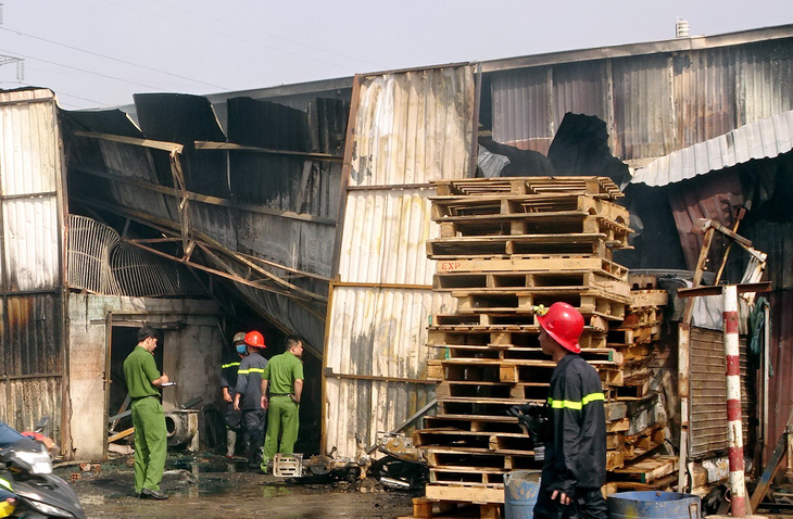 Cháy kho hàng trên quốc lộ 1, tài xế lái xe đang cháy ra ngoài - Ảnh 2.