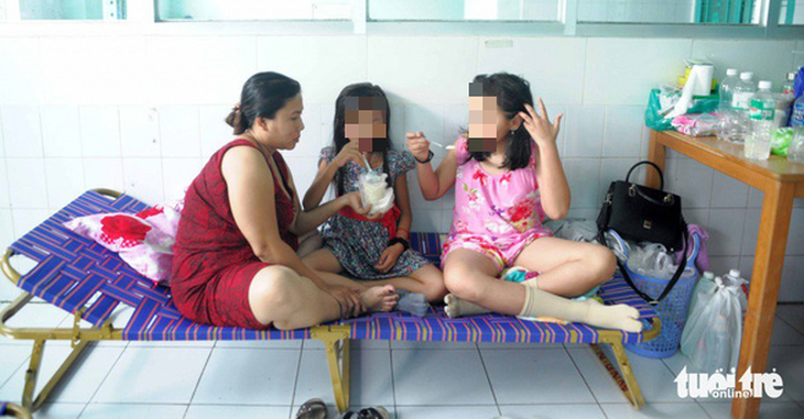 Dịch sốt xuất huyết ở Khánh Hòa tăng mạnh, bệnh nhân phải nằm ghế xếp - Ảnh 1.