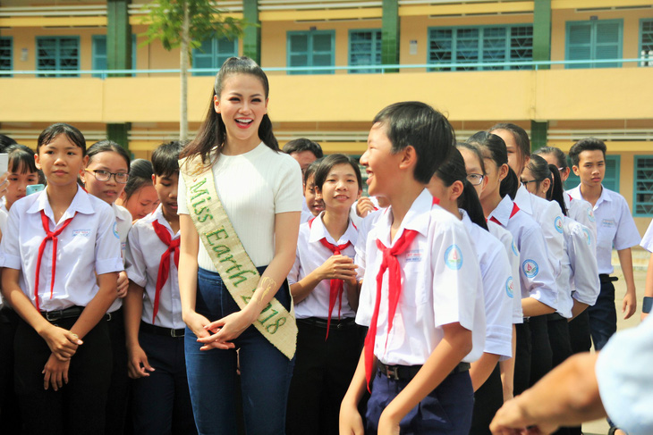 Hoa hậu Phương Khánh giản dị ngày về thăm trường cũ - Ảnh 5.