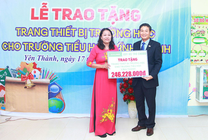 Chubb Life Việt Nam trao tặng thiết bị dạy và học tại 06 tỉnh miền Trung - Ảnh 1.