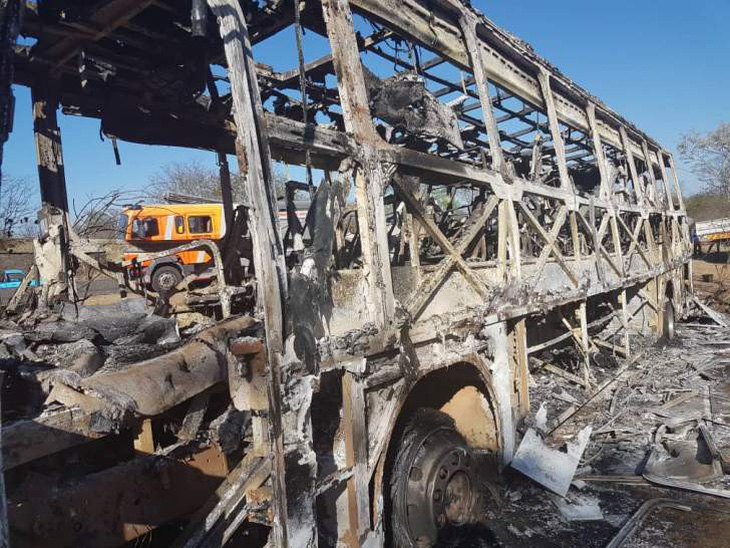 42 người bị thiêu sống trong xe khách bốc cháy ở Zimbabwe - Ảnh 1.