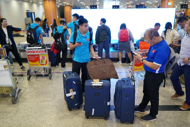 Tuyển VN rời sân bay ở Myanmar bằng cửa VIP - Ảnh 2.
