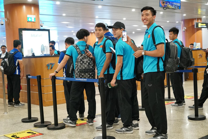 Tuyển VN rời sân bay ở Myanmar bằng cửa VIP - Ảnh 1.
