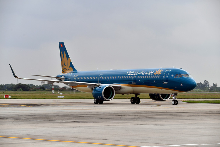 Lỗi cầu phao thoát hiểm, Vietnam Airlines cắt bớt 40 khách - Ảnh 1.