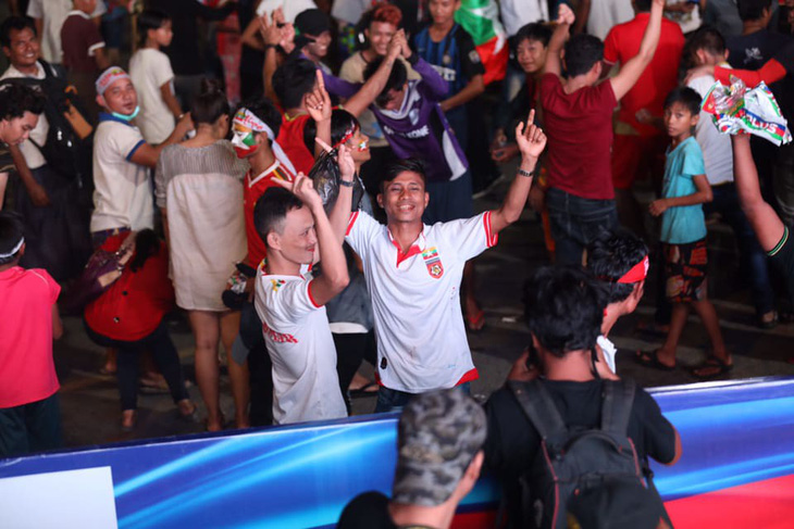 Cổ động viên Myanmar nổ vang trời trước trận gặp tuyển Việt Nam - Ảnh 4.