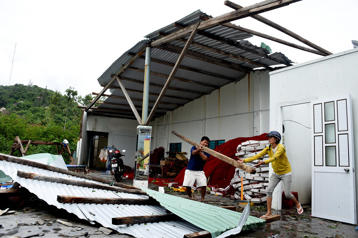 Phú Yên: Lốc xoáy làm hơn 100 ngôi nhà sập, tốc mái - Ảnh 4.
