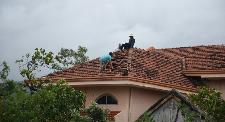 Phú Yên: Lốc xoáy làm hơn 100 ngôi nhà sập, tốc mái - Ảnh 14.