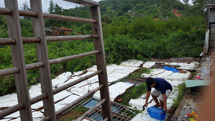 Phú Yên: Lốc xoáy làm hơn 100 ngôi nhà sập, tốc mái - Ảnh 6.