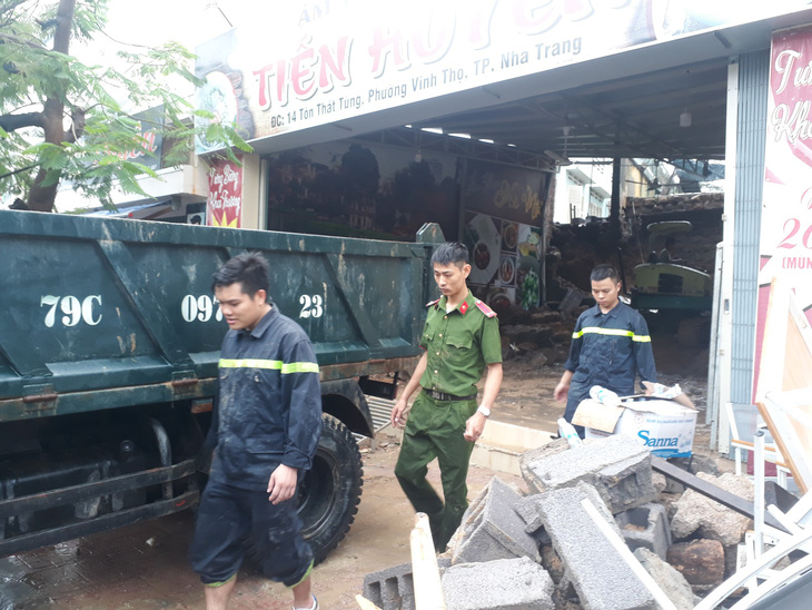 Sạt lở đất, hai mẹ con chết thảm trong quán ăn ở Nha Trang - Ảnh 3.