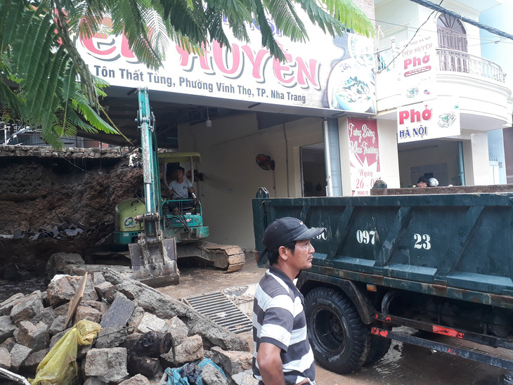 Sạt lở đất, hai mẹ con chết thảm trong quán ăn ở Nha Trang - Ảnh 5.