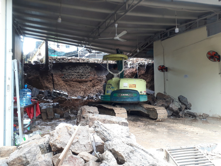 Sạt lở đất, hai mẹ con chết thảm trong quán ăn ở Nha Trang - Ảnh 6.