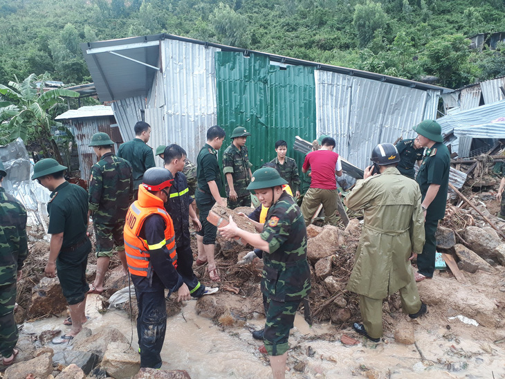 Sạt lở đất ở Nha Trang làm 13 người chết và mất tích - Ảnh 3.