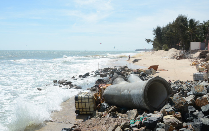 Bờ biển “thủ đô resort” Phan Thiết sạt lở nặng