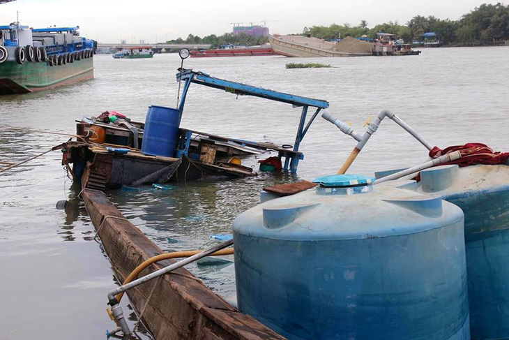 Thuyền chứa 26 tấn hóa chất chìm xuống sông Đồng Nai - Ảnh 1.