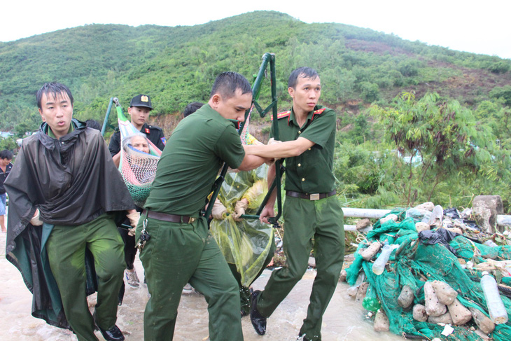 Sạt lở đất ở Nha Trang làm 13 người chết và mất tích - Ảnh 8.