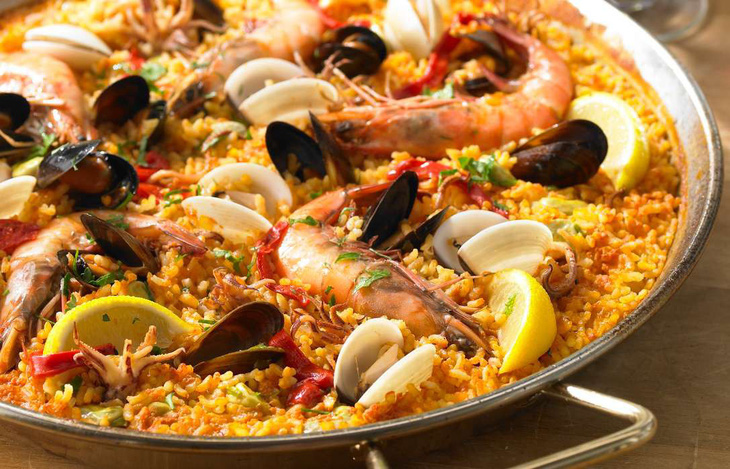 Ghé Tây Ban Nha đừng quên ăn thử cơm paella - Ảnh 1.