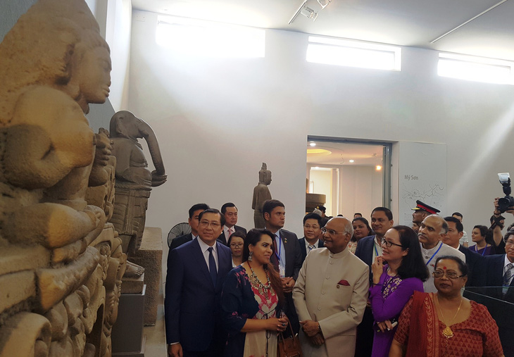 Tổng thống Ấn Độ thăm Bảo tàng điêu khắc Chăm - Ảnh 1.