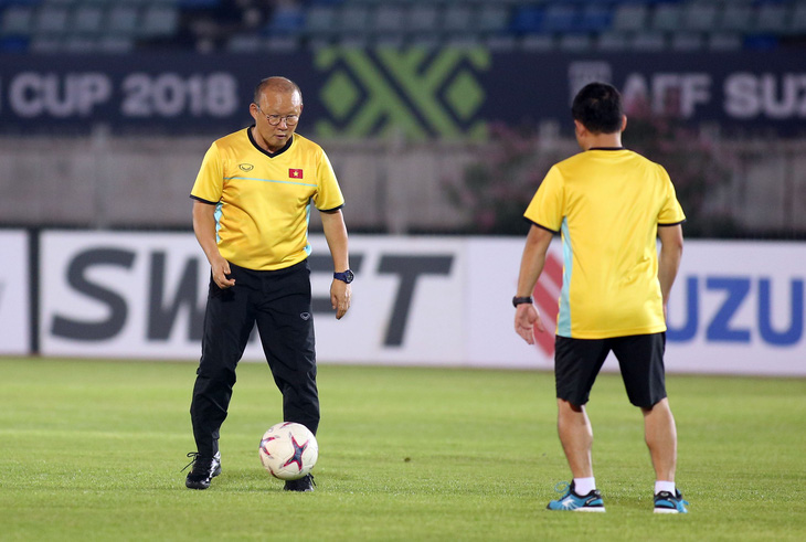 HLV Park Hang Seo đùa với bóng trong buổi tập trước trận gặp Myanmar - Ảnh 2.