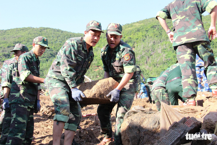 Quân đội dồn sức cứu người bị nạn trong sạt lở tại Nha Trang - Ảnh 6.