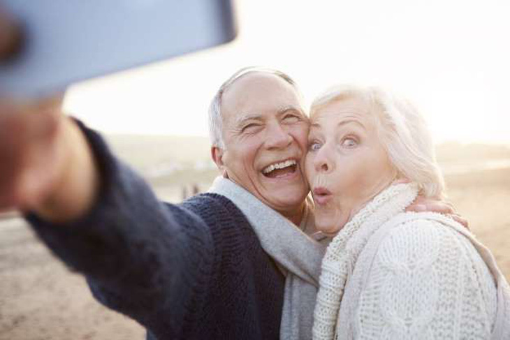 ‘Độ’ smartphone cho người lớn tuổi sử dụng dễ hơn - Ảnh 1.