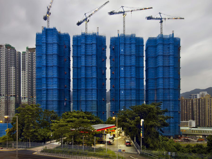 Những tòa nhà bọc ‘kén’ đầy mê hoặc của Hong Kong - Ảnh 1.