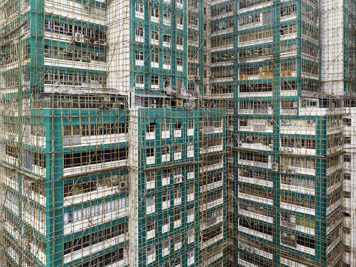 Những tòa nhà bọc ‘kén’ đầy mê hoặc của Hong Kong - Ảnh 5.