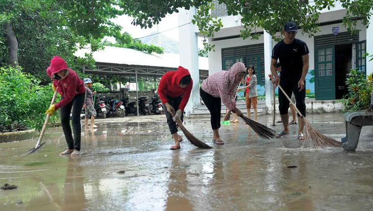 Thầy cô tạm quên 20-11 để quét dọn bùn đất trường lớp sau lũ - Ảnh 6.