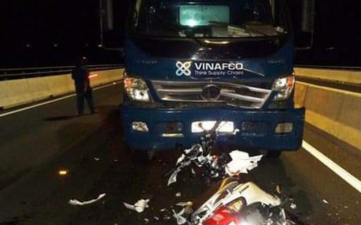 Chạy ngược chiều cầu Cao Lãnh, 2 nữ sinh bị xe tải tông chết