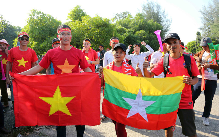 CĐV Myanmar và VN ùn ùn đến sân Thuwunna